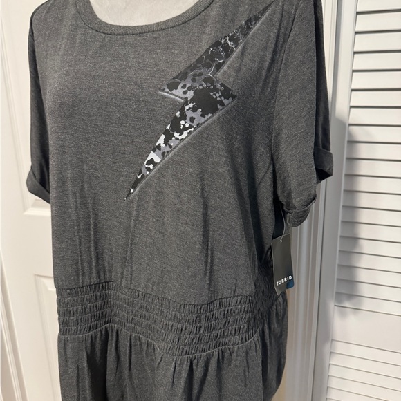 Torrid LoveSick Camo Grey Smocked Crew T- Shirt Lightning Bolt 2X - Picture 5 of 8